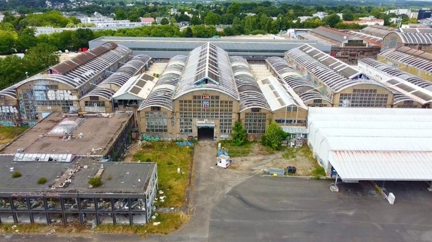Vue aérienne des trois nefs de l'ancienne usine des Batignolles à Nantes